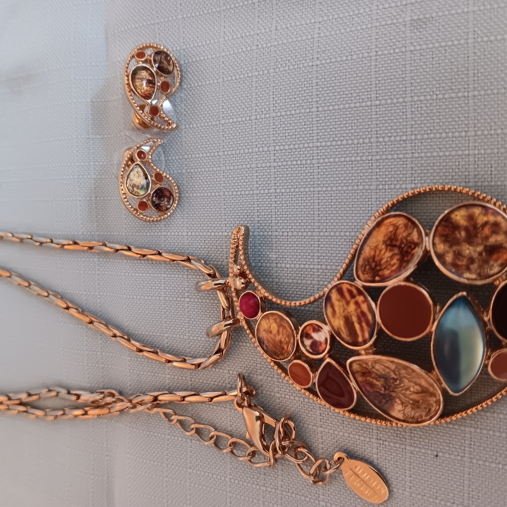 Elegant Gold and Brown Pendant Necklace and Earring Set